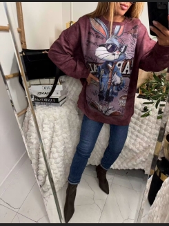 Bordowa bluza oversize z efektowną, błyszczącą aplikacją z królikiem w okularach